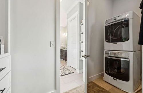 Walk to 12 South and Restaurants with Garage and Golf Simulator - Foto 24