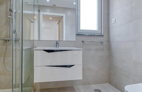 Vita Portucale ! Chic Luxe Villa with Saltwater Pool - Foto 38