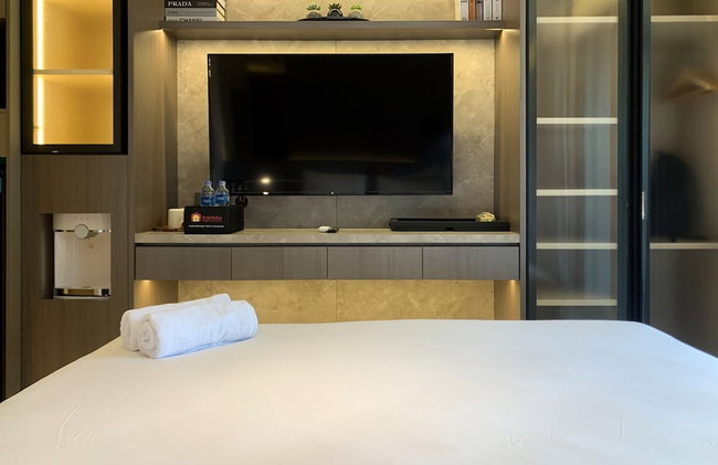 Warm And Modern Look Studio Room At Gold Coast Apartment - Foto 5