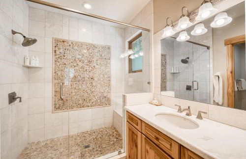 Truckee Timbers at Gray's Crossing by Tahoe Getaways - 4BR w Hot Tub, Ping Pong & EV - Foto 29