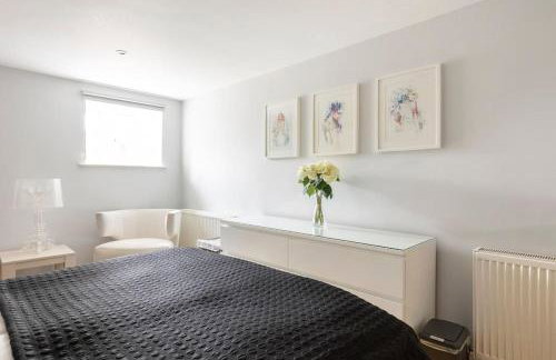 2 double bedroom large modern self contained apartment Free parking - Foto 16