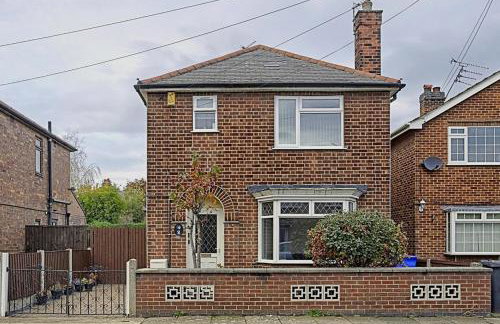 Comfortable 3-Bed Home - Driveway Parking - Foto 6