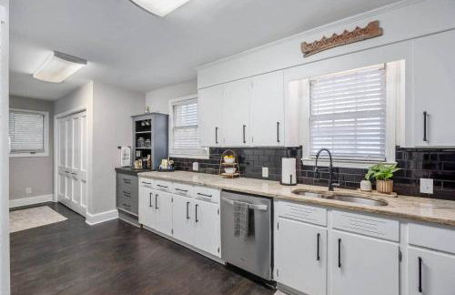 Quaint house, king bed 2min from down town - Photo 52