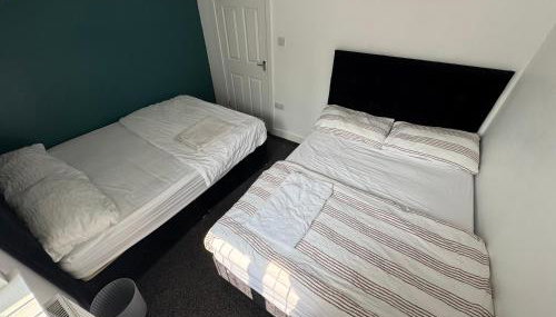 Modern 3- Bed Holiday Home - Private Parking Sleeps 10- 2 Min M62 - Foto 3