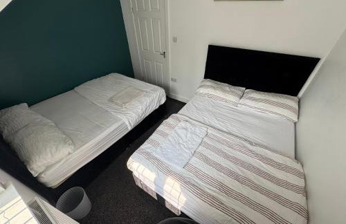 Modern 3- Bed Holiday Home - Private Parking Sleeps 10- 2 Min M62 - Foto 3