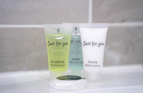 Open Mind Property - 6 Luxury Bedrooms with Free Parking - Photo 32