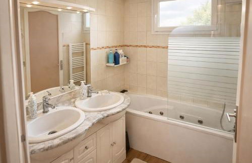 Chambre tout confort Saphir 1 à 3 P dans belle maison - Foto 2