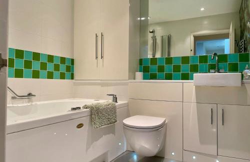 Farnham Haven: Unique Home with Courtyard - Photo 10