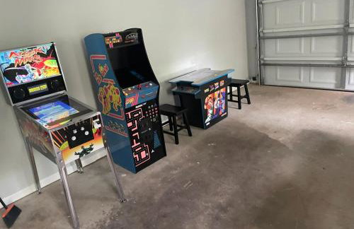 Cozy Home with Arcade, Ping Pong & Fenced Backyard - Foto 20