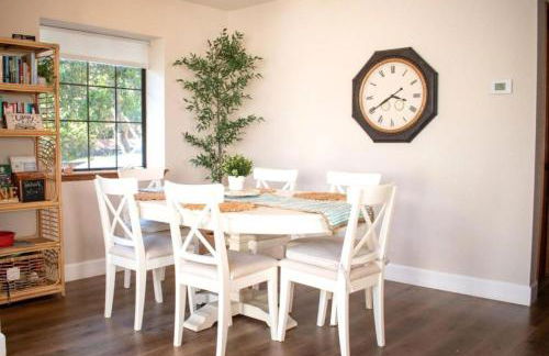 Forest Home with Deck, EV Station, King Beds - Foto 16