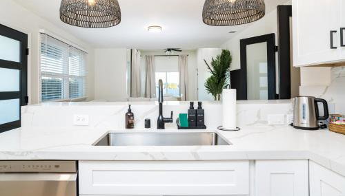 Newly Built Coastal Home with Yard - Foto 3