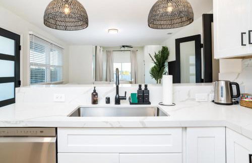 Newly Built Coastal Home with Yard - Foto 3