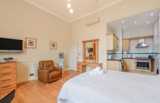 Baker Street Suites - Photo 41