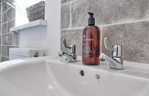 Comfy 4 Bed, Sleeps 8, fast WIFI, Contractor friendly - Foto 55