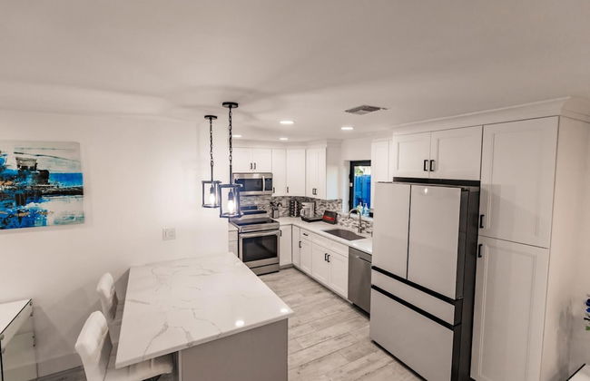 Modern Spacious Home With Pool Jacuzzi - Photo 16