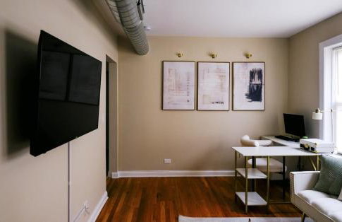 Chicago Chic, Cozy 1BR with Stylish Workspace - Photo 38