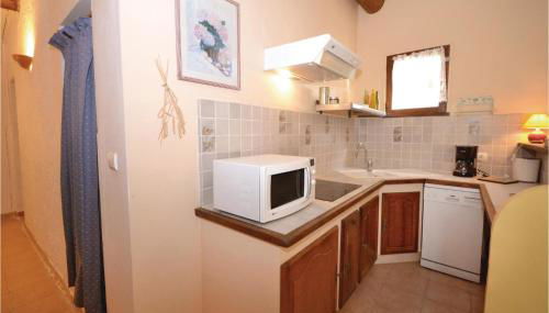 Awesome Home In Crillon Le Brave - Foto 5