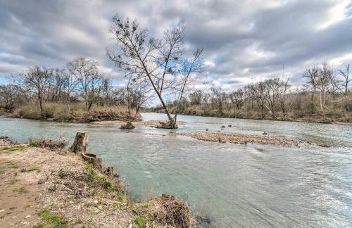 Upscale Riverfront Home with Beach and Fire Pit! - Foto 42