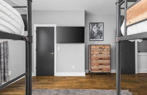 Home with Rooftop Deck & Garage, 2 miles to Downtown Broadway - Foto 32