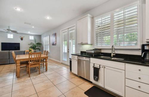 Tampa Private Large House, Game Room & Backyard - Sleeps 12, 4bdr, 3bth, Quiet Community, Near Everything in Tampa & St Pete - Foto 37