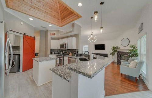 Deluxe Poolside Home, Modern 5BR with Gaming Room - Foto 9