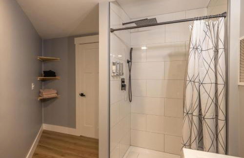 Mid-century Modern Impeccable Remodel with Hot Tub - Foto 24