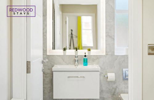 Spacious 4 Bedroom 2 Bath Serviced Home For Contractors & Families with X2 Free Parking Spaces, Fast WiFi - Hosted By Redwood Stays - Foto 11