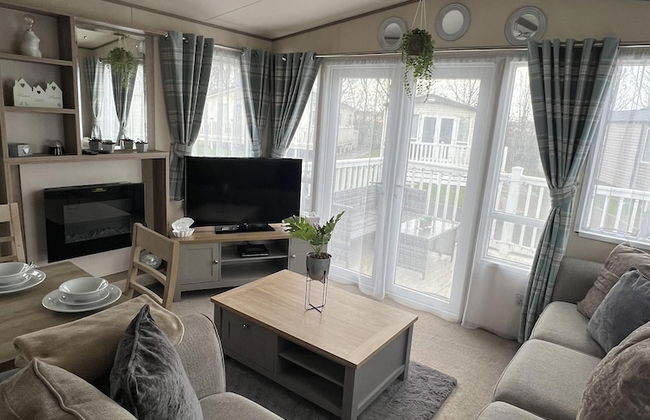 2 Bed Caravan - Sleeps 6 - Parking - Pets - Photo 15