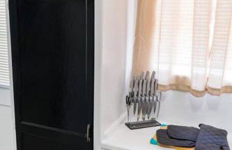 Artful Retreat - King Bed, Work Desk, WIFI, Unique Murals, Perfect for Business Travelers, Downtown & Near Universal Studios - Foto 2