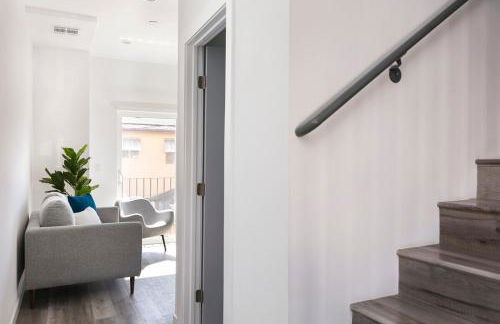 Enjoy Stylish 4BR Townhouse Sleeps 8 with Wi-Fi - Foto 6