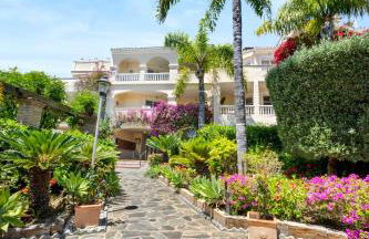 Stylish Apartment with Pool - Photo 6