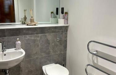 Modern Central Manchester Condo Next To AO Arena - Parking - Local Attractions - Foto 33