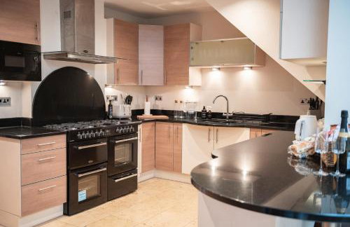 5 Bed Luxury Townhouse with Hot Tub, Rooftop Terrace, Perfect for Groups, Near Cruise Terminal - Foto 21