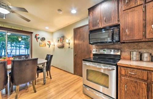 Charming Lakefront Home with Grill and Fire Pit! - Foto 11