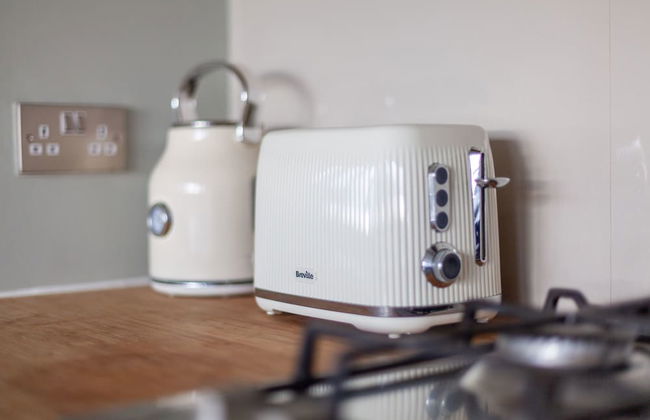 High-End 2 Bed Flat near Westfield London - Photo 18