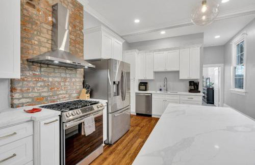 Bright Uptown home w gated parking - Foto 12
