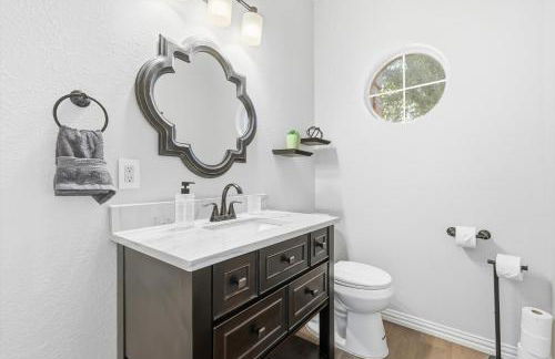 Luxury Backyard Pool & Patio Oasis 4-BD - Foto 31