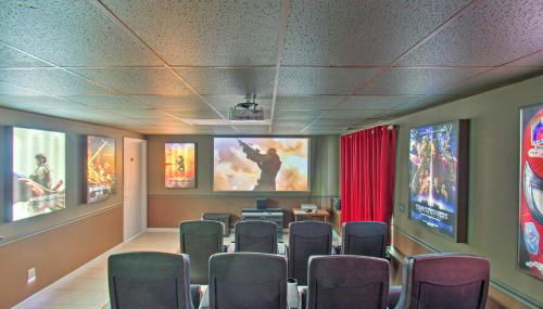 17-Seat Theater, Hot Tub and Game Room Ideal Home! - Foto 3