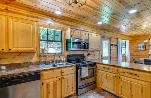 Cabin on Lake Raymond Gary with Dock, Grill and Views! - Foto 8