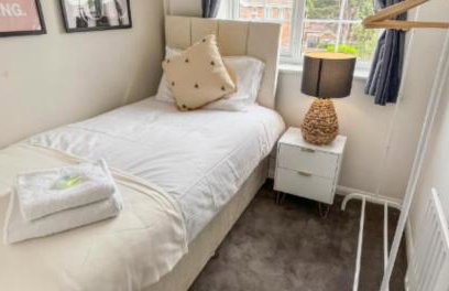 Spacious 3-Bed Home Near M1, Sky TV & Netflix Included 2x Parking Spaces Garden Fast Wifi Contractors Travellers Relocators Leisure Welcome - Foto 4