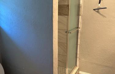 Great Edmond home, near OKC with 3 beds, Wi-fi, cold AC, and central heat, fully fenced backyard - Foto 12