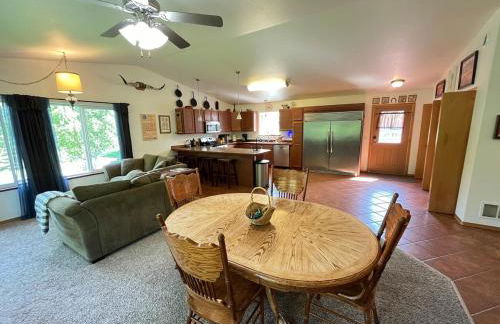 Cozy Palmer Retreat with Steam Sauna and Playground - Foto 13