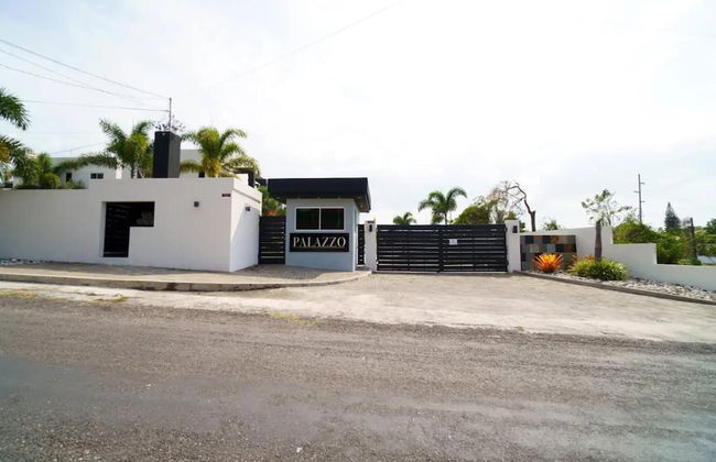 Apt - Gated Community-sleeps 4-balcony-parking - Foto 26