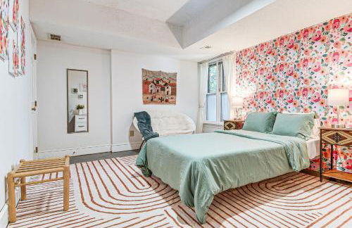 4,100-Sq-Ft Gem with Pool Table and Yard in Raleigh - Foto 23