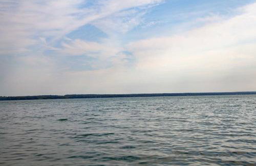 Katies Cottage Lakefront Stay with Hot Tub and Kayaks - Foto 8