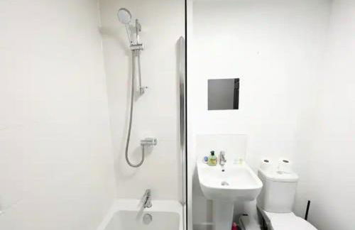 Superb 3 Bed Home Away from Home in Glasgow, just off M8 with free parking - Foto 46