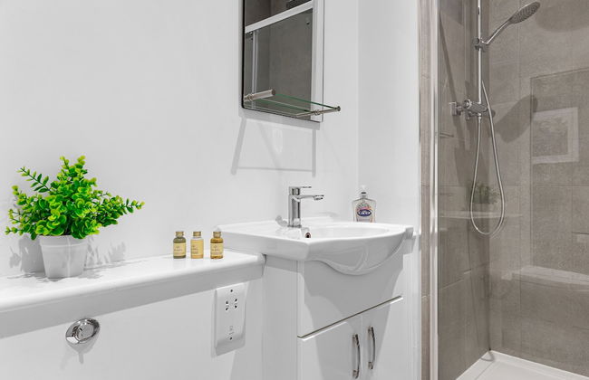 Stunning 1 Bed Apartment Near Heathrow London - Photo 17