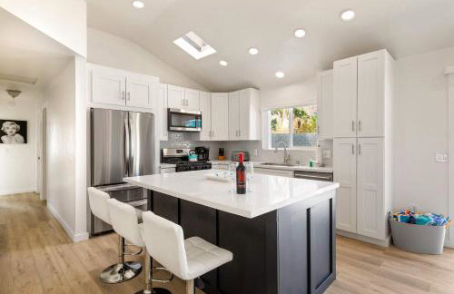 Experience Modern Luxury at Desert Hideaway - Foto 4