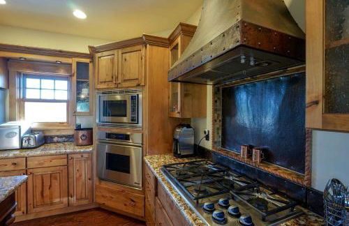 Scenic Mountain Cabin with Creekside Deck & Outdoor Fireplace near North Meadow Creek, Montana - Foto 5