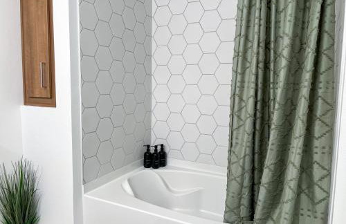 Modern Cosmopolitan APT Mid Hollywood with Free Parking 10mins to Universal Studios - Photo 10